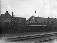 831767 Afbeelding van een laagvliegend Amerikaanse B-17 (Flying Fortress) vliegtuig dat zojuist boven het afwerpterrein ...